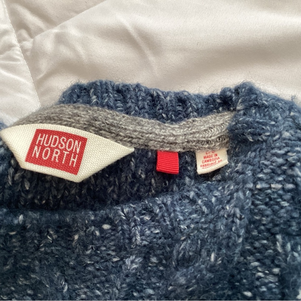Men’s Hudson North Blue Knit Sweater. Size large.   B8